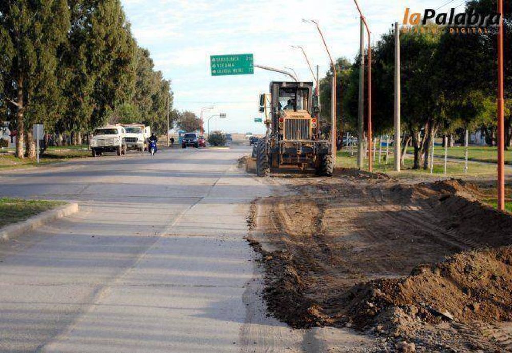 Trabajos de mejoramiento de banquinas en el ingreso a Carmen de Patagones