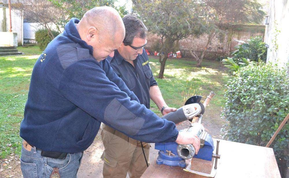 Tr�nsito procedi� a la destrucci�n de ca�os de escape antirreglamentarios