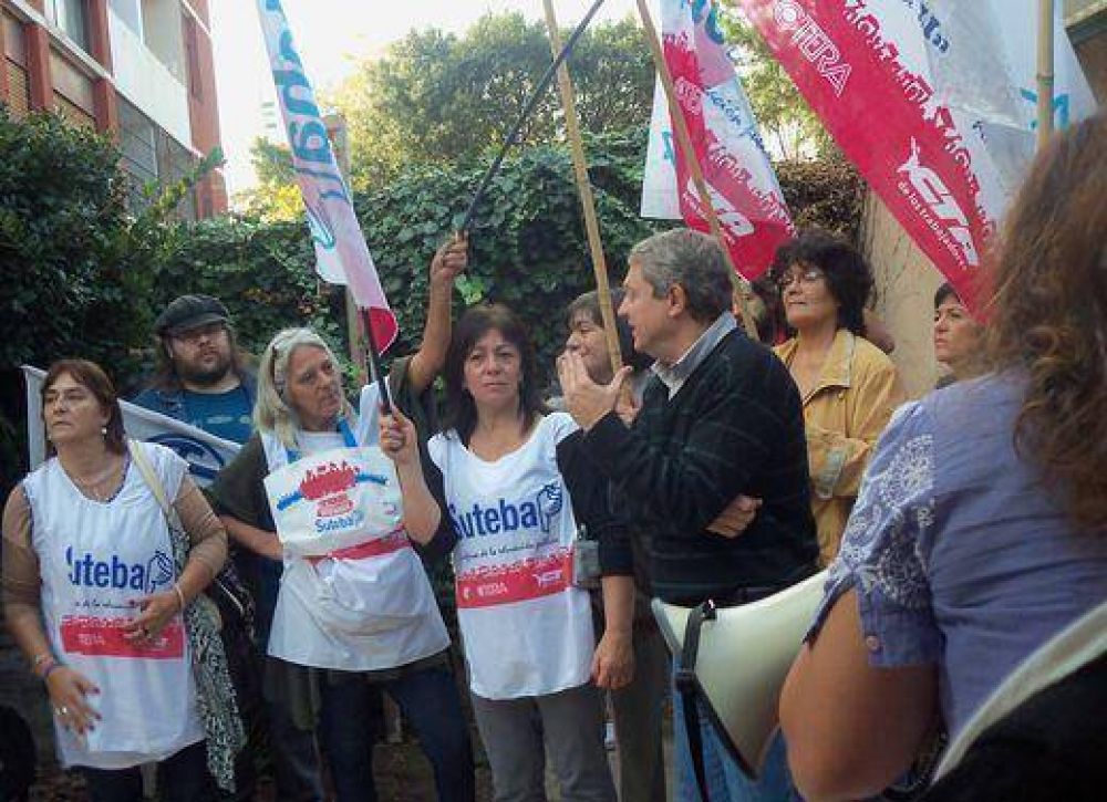 Protesta gremial por edificio de la Escuela Media 50 