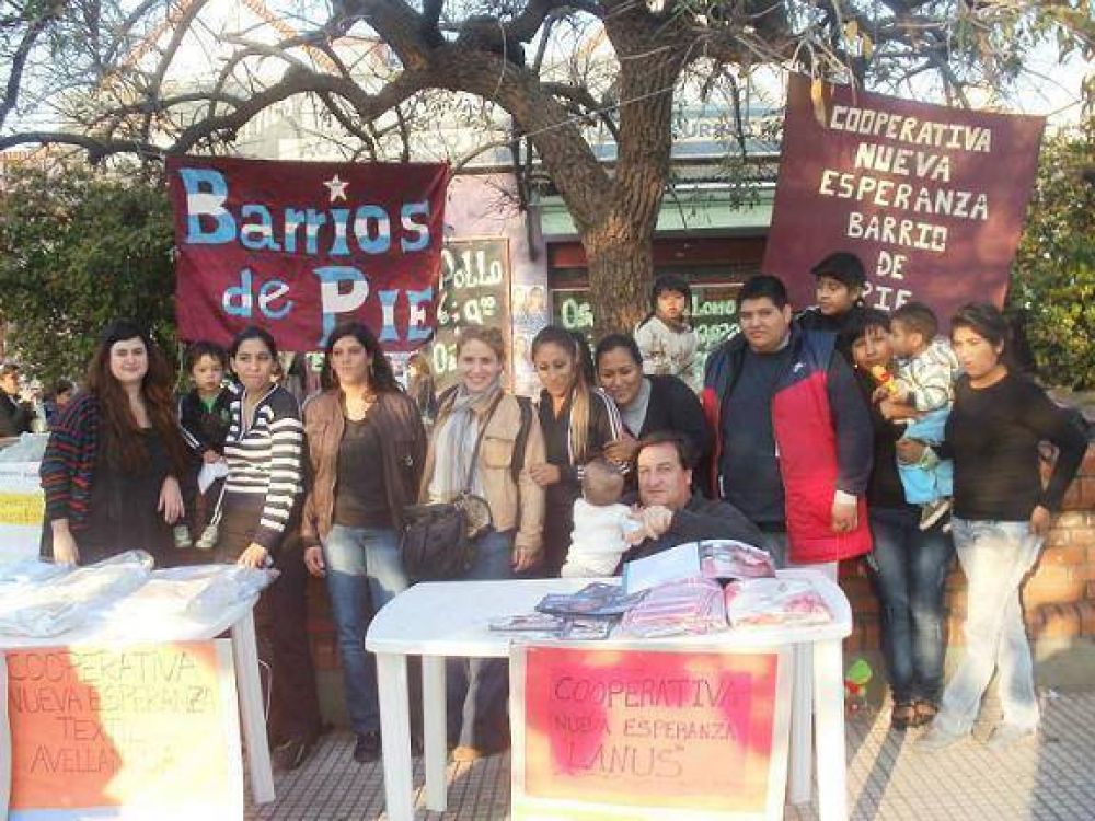Cooperativistas exponen sus productos en Plaza Belgrano