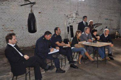 Reuni�n de seguridad junto a los vecinos del barrio Emilio Mitre