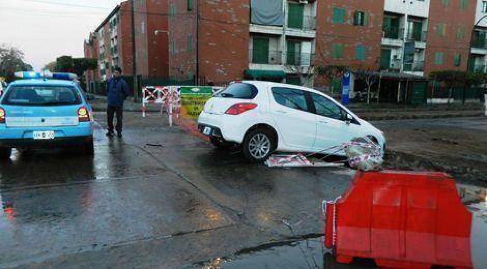 Un auto cay� a un pozo de la Avenida Mitre 