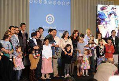  Cristina ponder� el plan de viviendas de Pocito