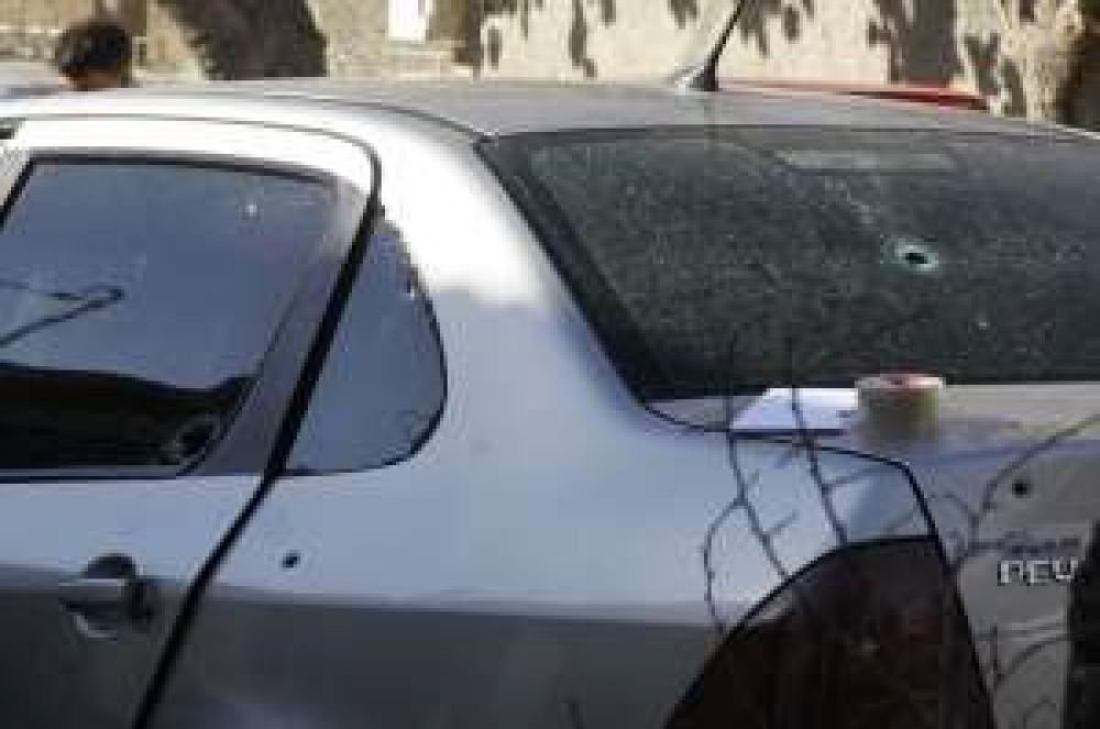Balean el auto y la casa de un supuesto narcotraficante