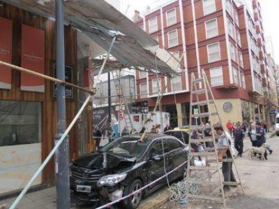 Un auto choc� con un taxi y termin� debajo de un andamio; no hubo heridos