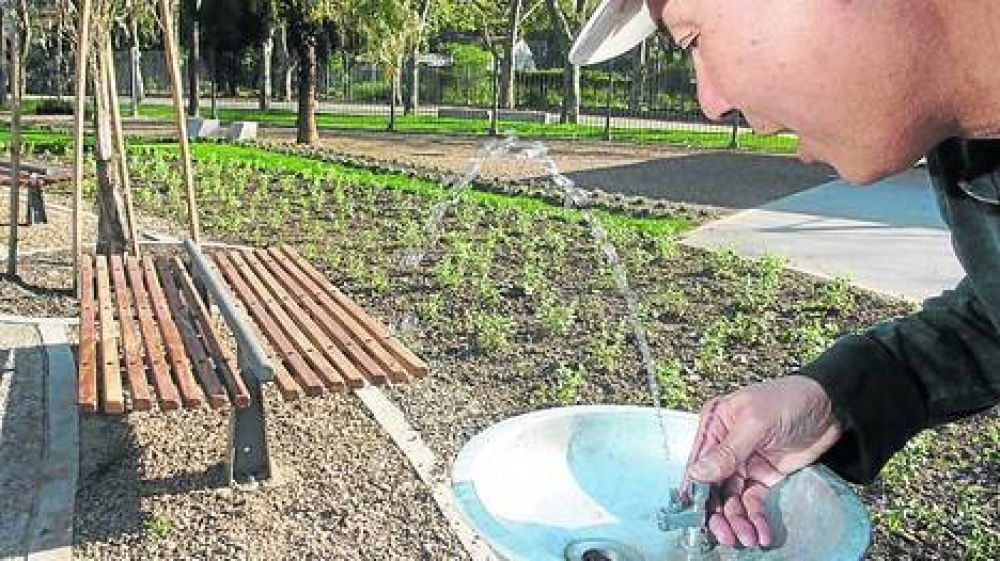 Por ley, repondr�n bebederos en plazas y parques porte�os
