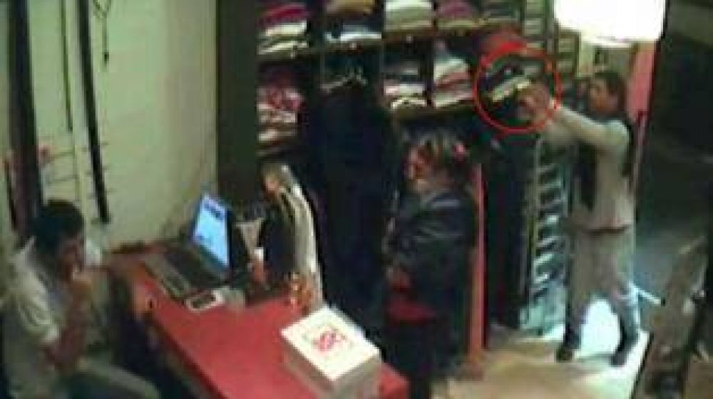 Usaron un montgomery de "cortina" y se llevaron $ 3.000 en ropa