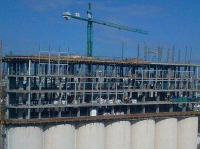 Denuncian que un hotel de Puerto Norte construye m�s de lo permitido