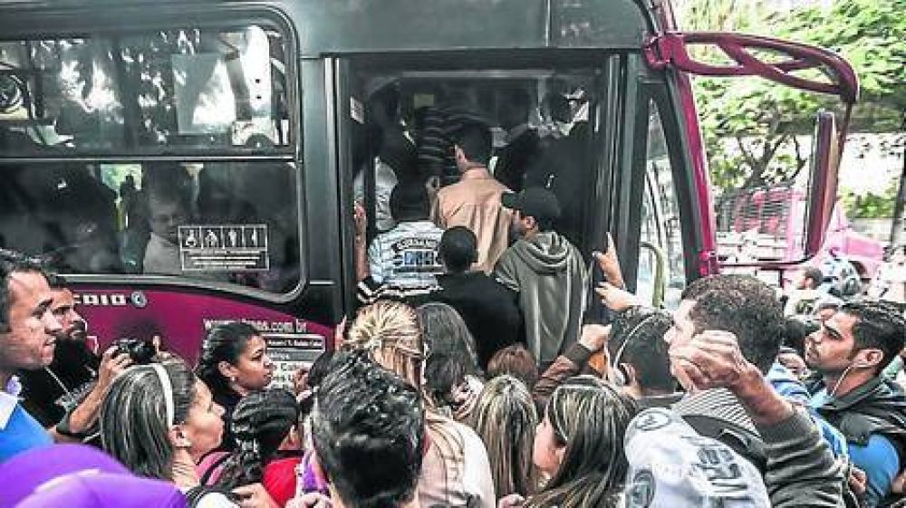 Se agrava en San Pablo la represi�n a las protestas y paran los ferroviarios