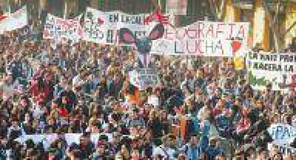 Unos 100 mil estudiantes y profesores chilenos exigieron educaci�n gratuita