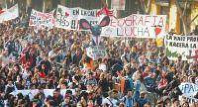 Unos 100 mil estudiantes y profesores chilenos exigieron educaci�n gratuita