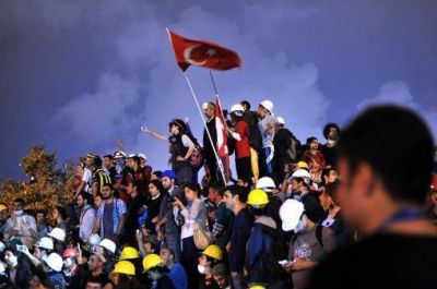 Contin�a la tensi�n en Estambul pese a la reuni�n que Erdogan mantuvo con los manifestantes
