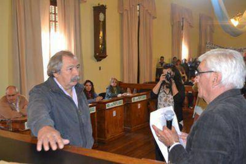 Arr�a asumi� su banca y hubo cuestionamientos de Mart�nez hacia el bloque opositor