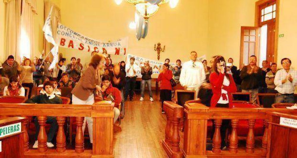 Asumi� el concejal �ngel Arr�a en medio de bombos, cantos y carteles en el HCD