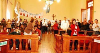 Asumi� el concejal �ngel Arr�a en medio de bombos, cantos y carteles en el HCD