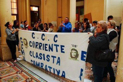 La Corriente Clasista y Combativa reclam� en el hall del Municipio