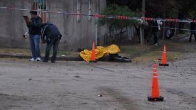 Muri� un motociclista en violento choque