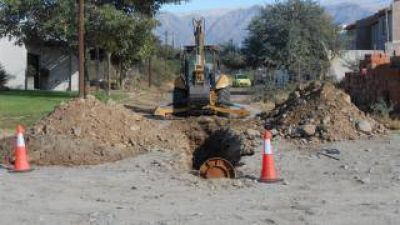 Instalaci�n de la red de cloacas en el loteo La Toma