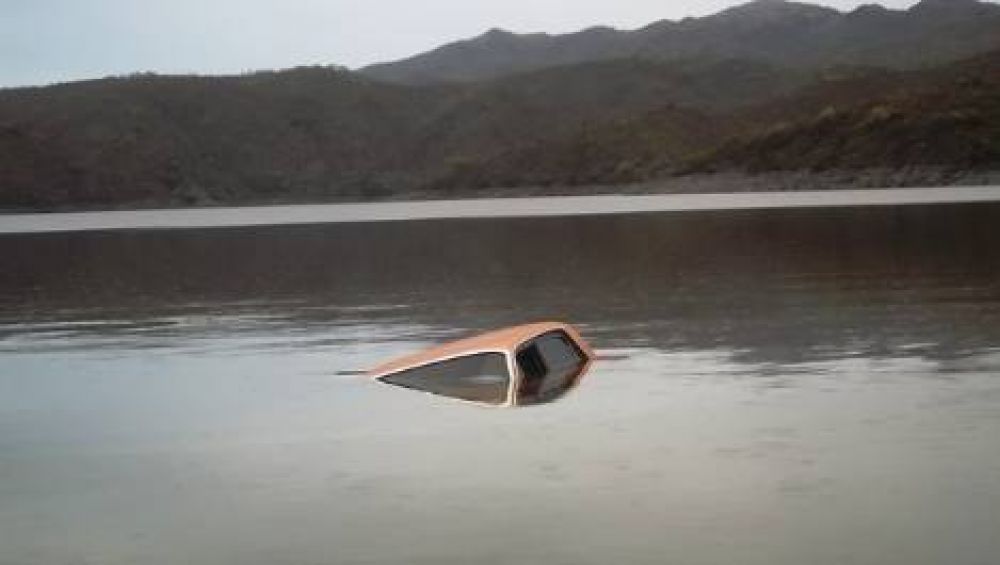 El auto de un pescador se hundi� en el dique