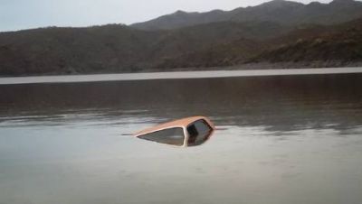 El auto de un pescador se hundi� en el dique
