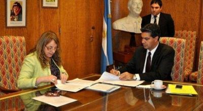 Capitanich firm� convenio por el programa Ellas Hacen