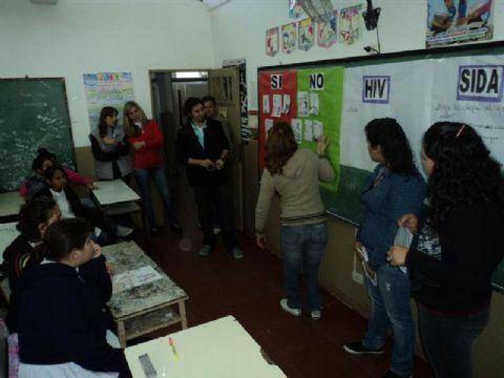 Envi�n va a las escuelas con charlas de prevenci�n de HIV