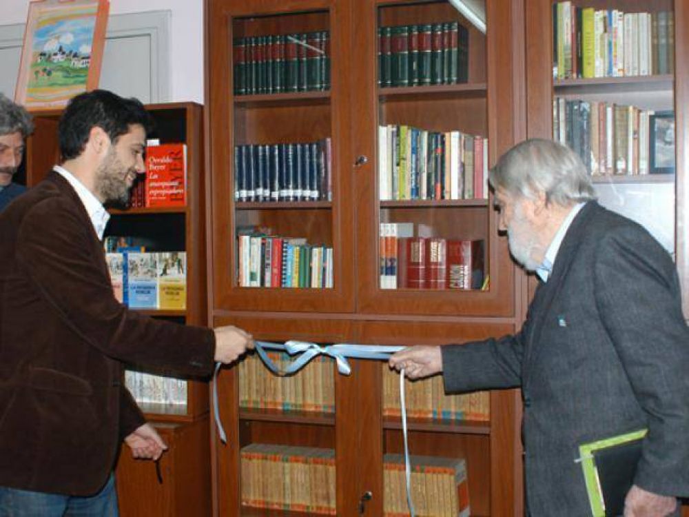 Bayer inaugur� una biblioteca
