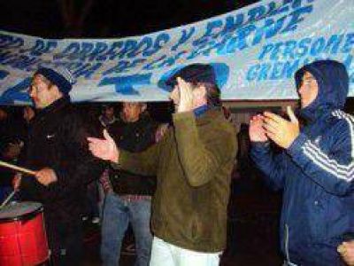 Trabajadores de un frigor�fico protestaron frente a la casa de Feito en Trenque Lauquen