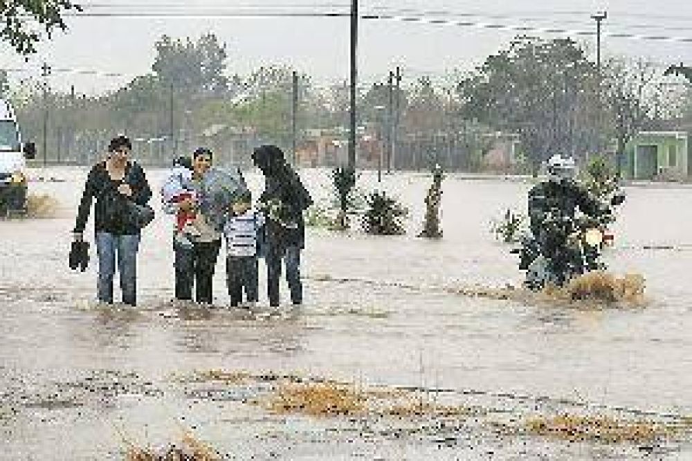 Feroz temporal dej� a miles de santiague�os bajo el agua