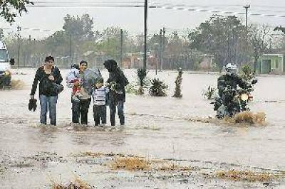 Feroz temporal dej� a miles de santiague�os bajo el agua