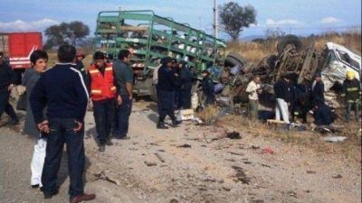 Dos tucumanos y dos juje�os murieron en un choque