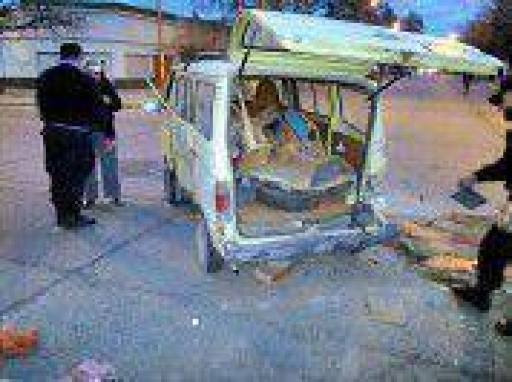 Triple colisi�n y posterior vuelco en el cruce de avenida El Libertador y Per�