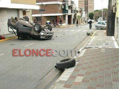 Tras un violento choque, una camioneta qued� dada vuelta en el centro de Paran�