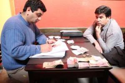Por coima, detuvieron a dos empleados estatales