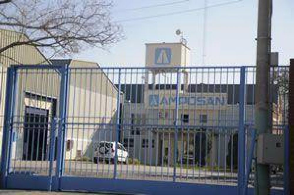  Armados entran a una f�brica y se llevan una moto