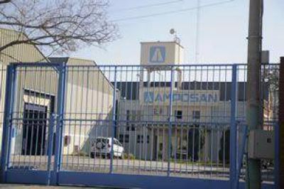  Armados entran a una f�brica y se llevan una moto