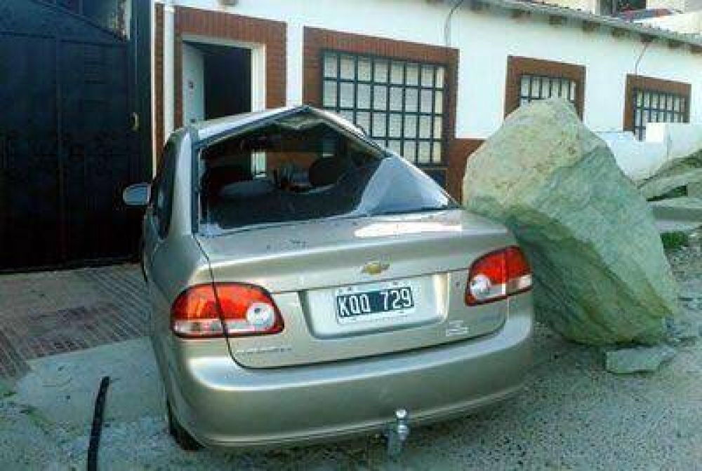 Pudo ser una tragedia: Se cay� una roca del cerro Chenque de destruyo un auto