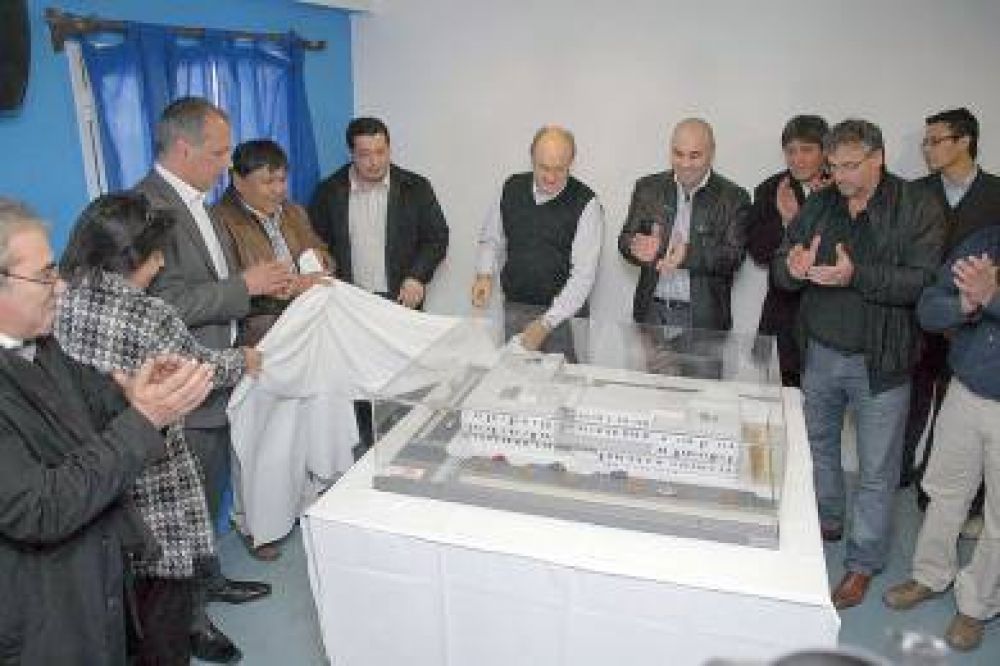 Buzzi encabez� presentaci�n del proyecto de la cl�nica del Sindicato Petrolero
