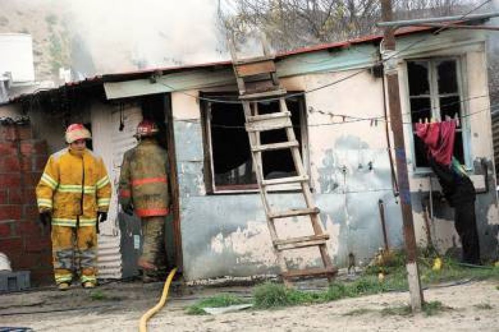 Joven matrimonio y dos hijos quedaron con lo puesto al incendiarse su casa