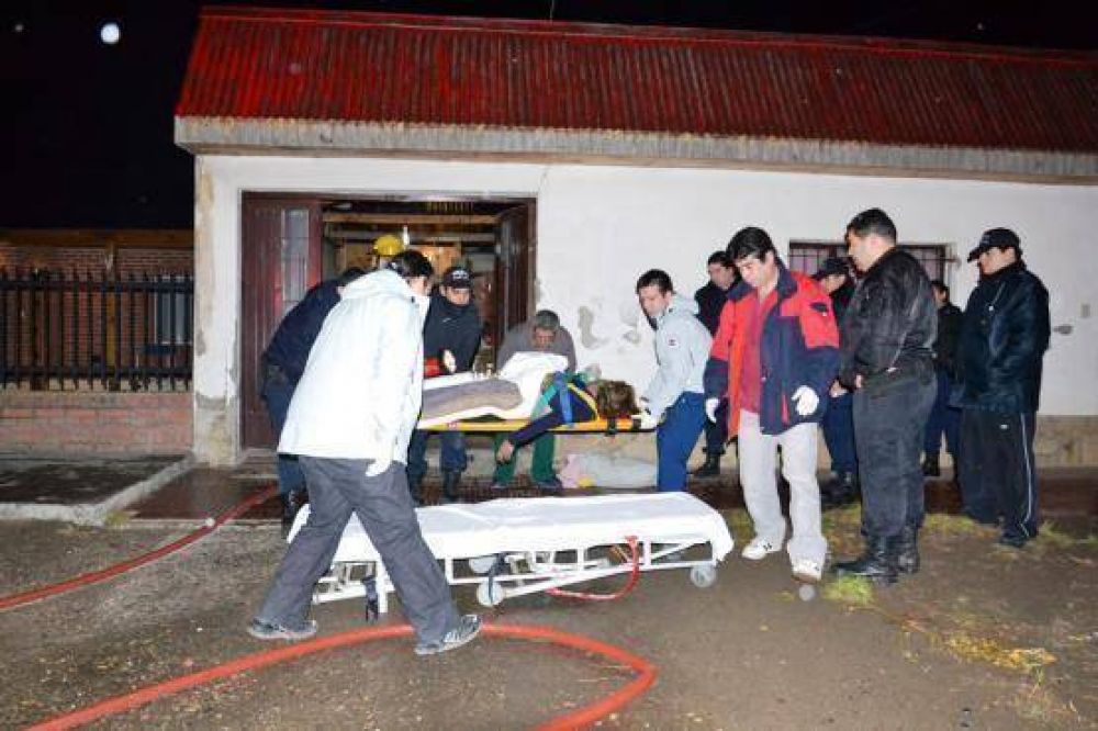 Bomberos rescata mujer en incendio