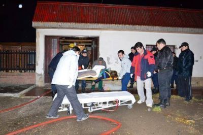 Bomberos rescata mujer en incendio