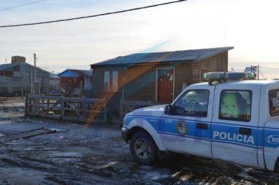 Robaron en una casa y al ser sorprendidos amenazaron al propietario con un arma