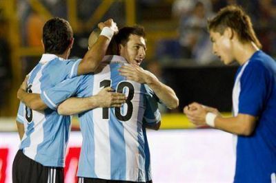La selecci�n gole� a Guatemala con un show de Messi, que hizo tres tantos