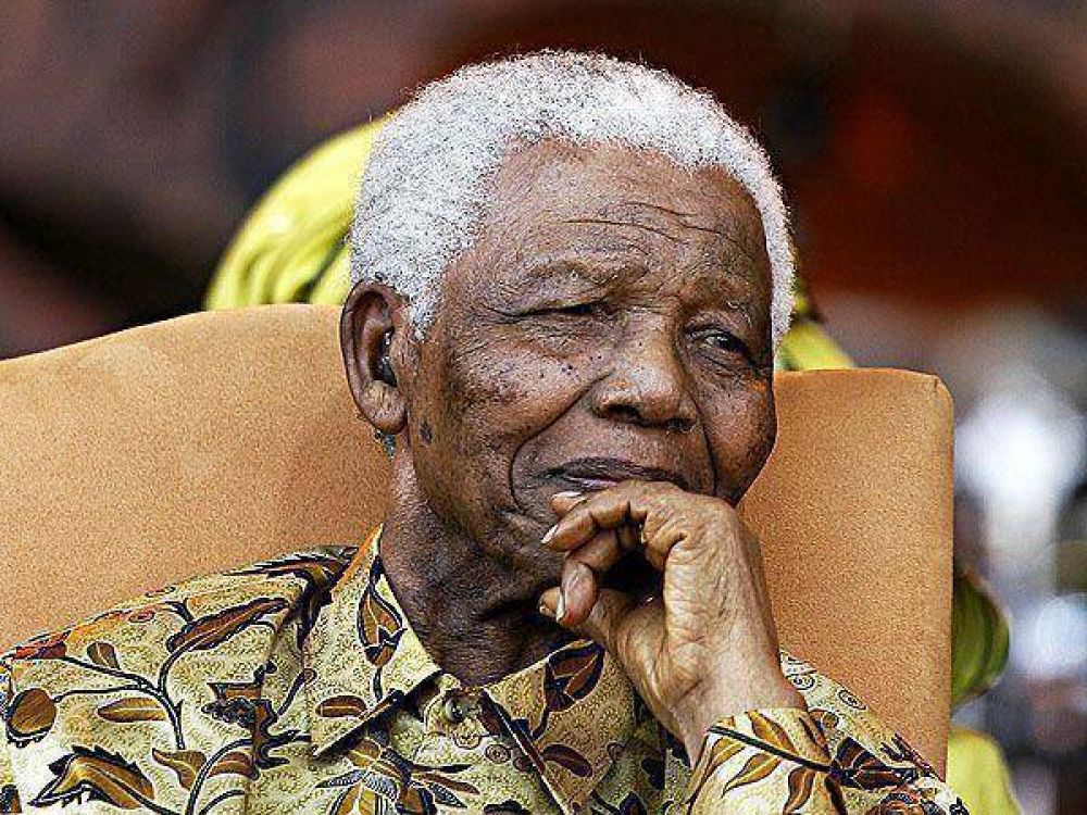 Nelson Mandela "sonr�e" y "se recupera bien"