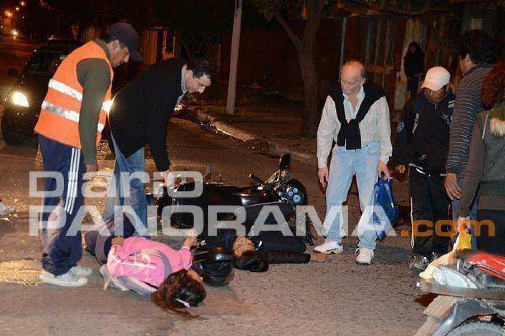Dos j�venes motociclistas heridas tras chocar un auto