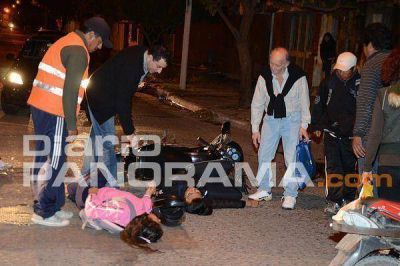 Dos j�venes motociclistas heridas tras chocar un auto