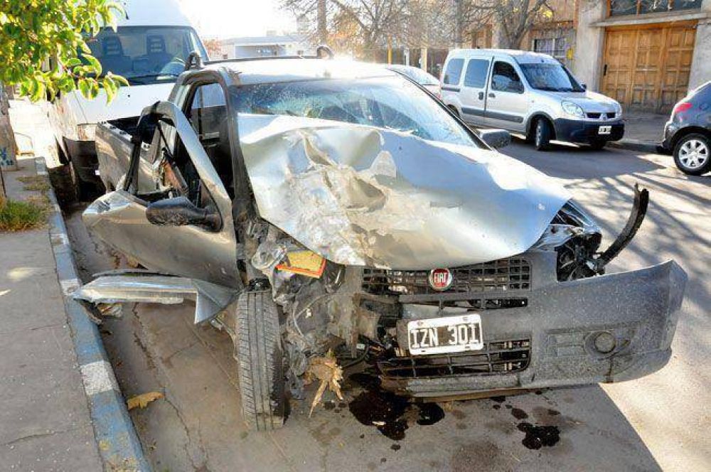 Una pareja grave: chocaron contra una planta durante la madrugada
