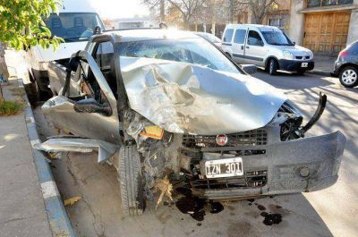 Una pareja grave: chocaron contra una planta durante la madrugada