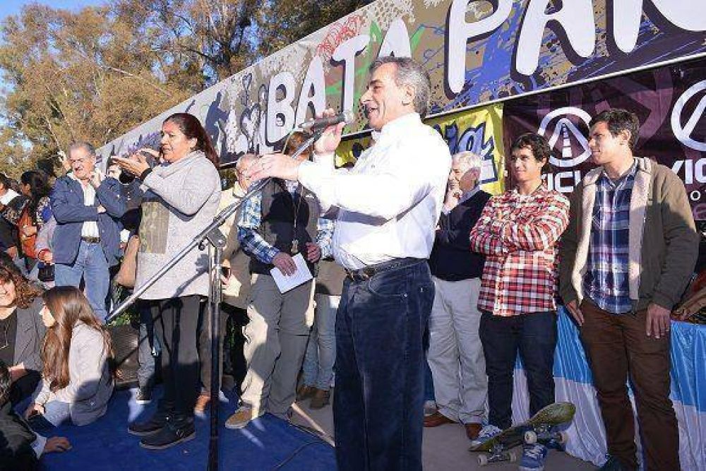 Cariglino inaugur� la pista p�blica de skate en Malvinas Argentinas