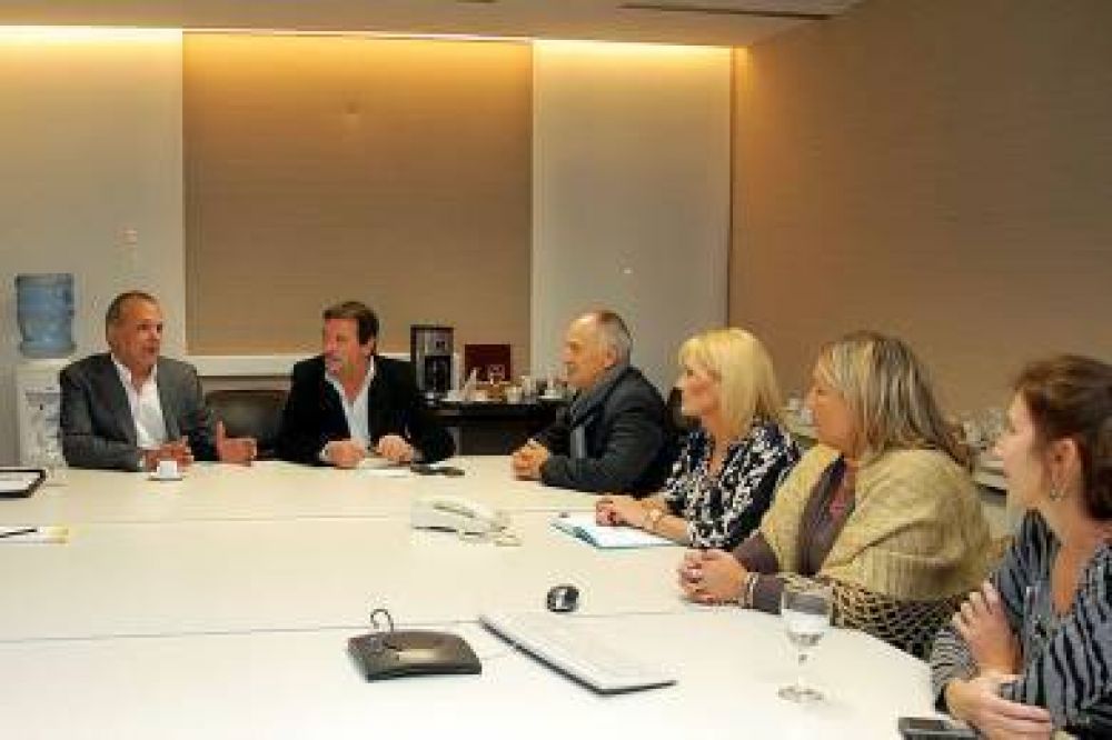 El gobernador Buzzi encabez� la primer reuni�n del Consejo de Administraci�n del Hospital Regional